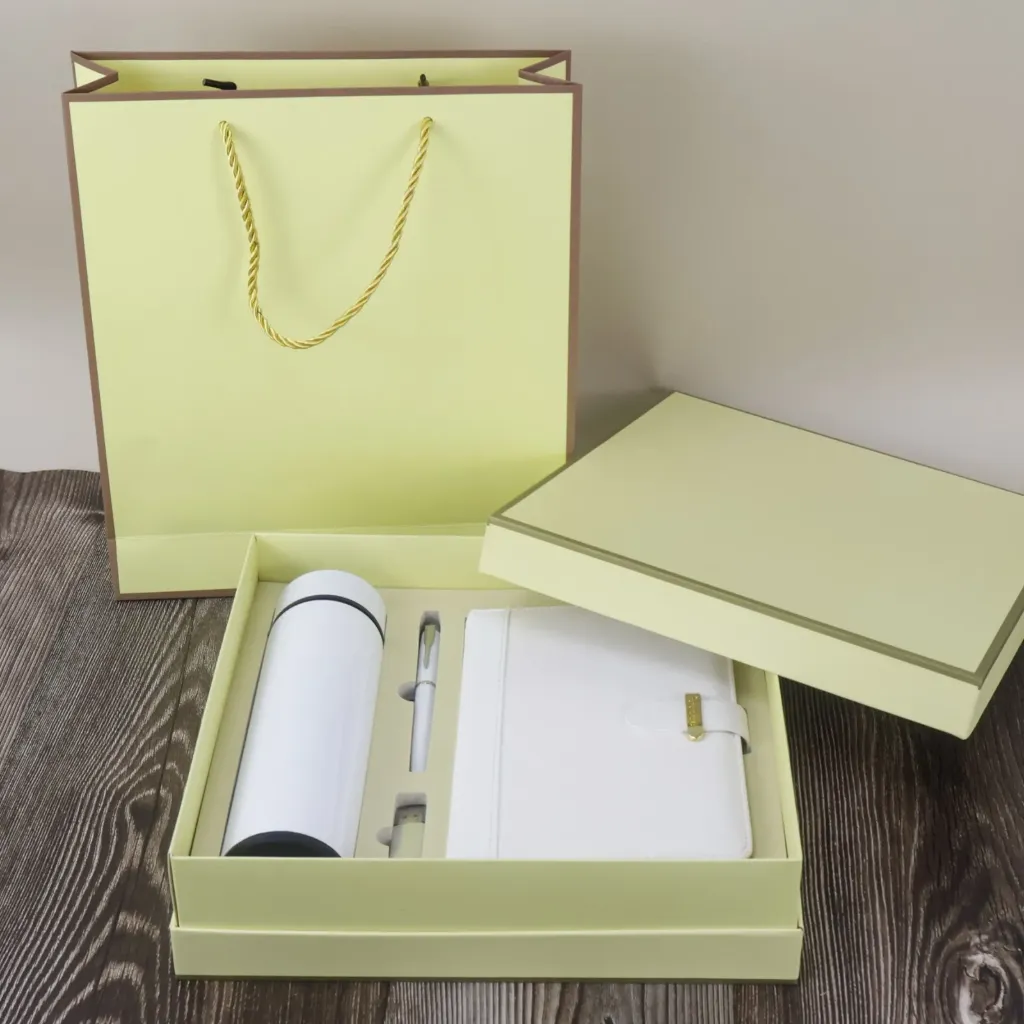 White Gift Set – Notebook, Pen, Bottle & USB