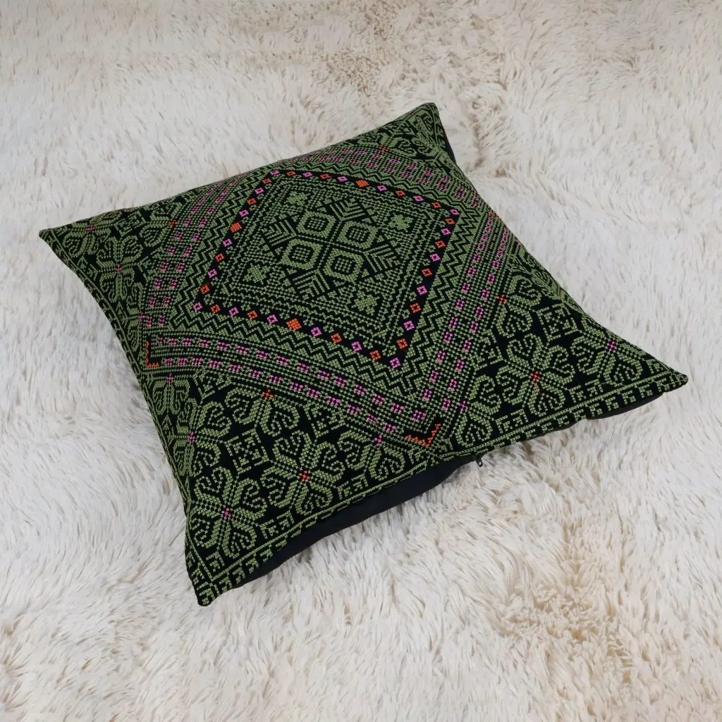  Embroidered pillowcase with zipper for cushions